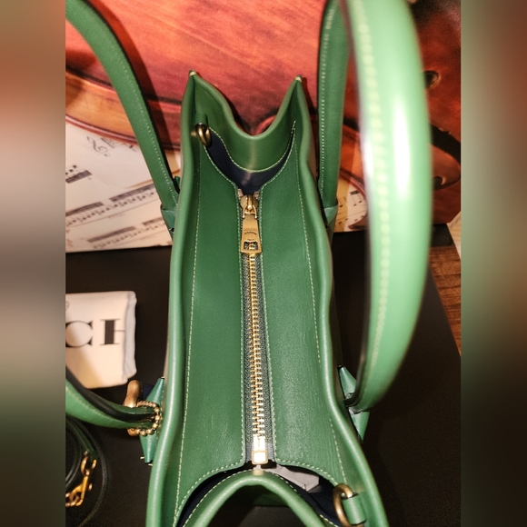 GUC COACH 1941 Cashin Carry Tote in Hunter Green, Style # 79155 Hard To Find! - Picture 8 of 10